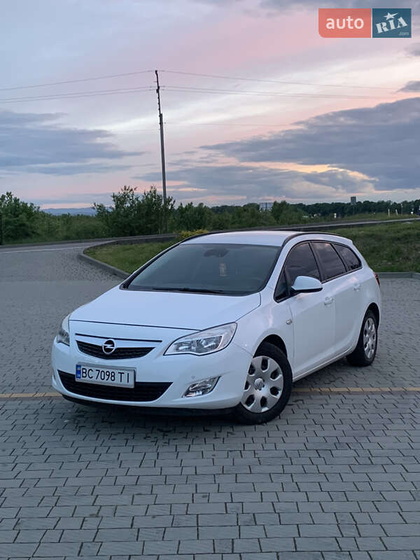 Универсал Opel Astra 2012 в Стрые