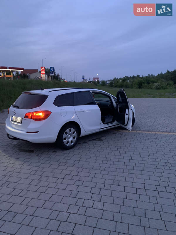 Универсал Opel Astra 2012 в Стрые