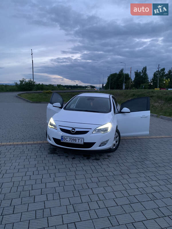 Универсал Opel Astra 2012 в Стрые