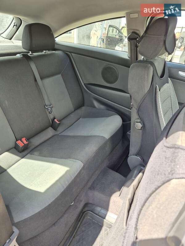 Купе Opel Astra 2005 в Дубровице