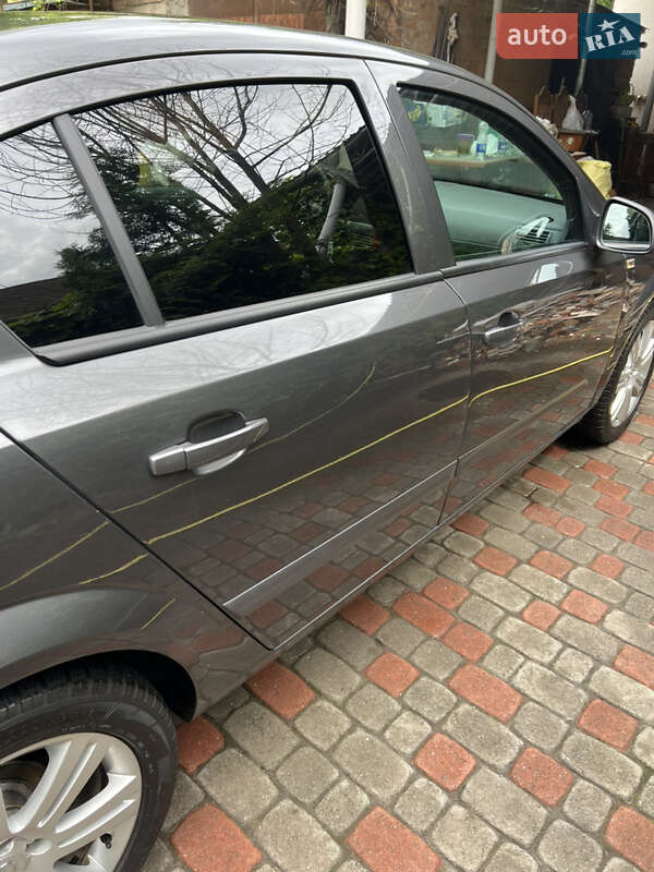 Седан Opel Astra 2011 в Виннице