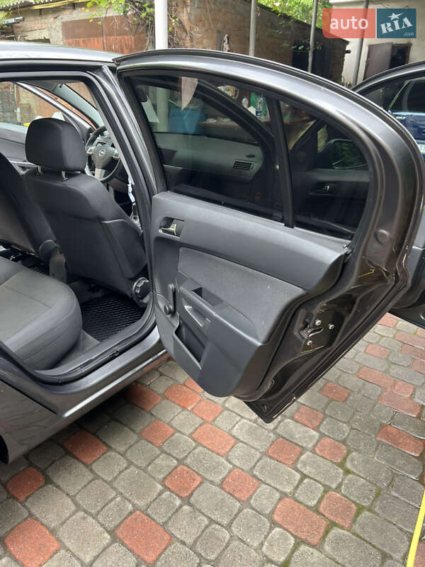 Седан Opel Astra 2011 в Виннице