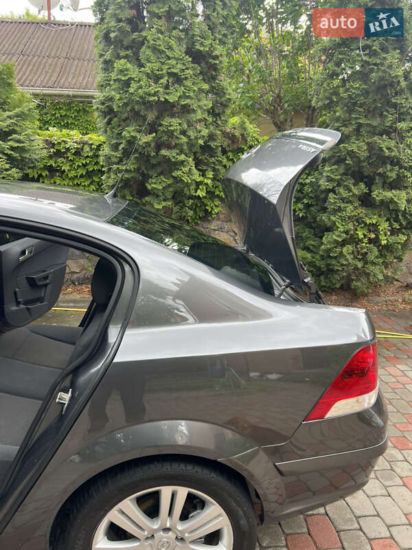 Седан Opel Astra 2011 в Виннице