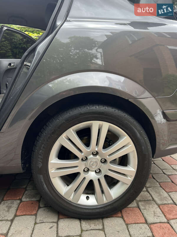 Седан Opel Astra 2011 в Виннице