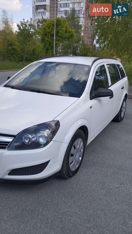 Універсал Opel Astra 2011 в Звягелі