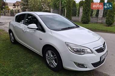 Хэтчбек Opel Astra 2011 в 