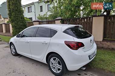 Хэтчбек Opel Astra 2011 в 