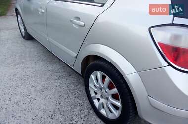 Хэтчбек Opel Astra 2005 в 