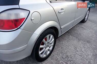 Хэтчбек Opel Astra 2005 в 