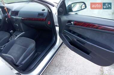 Хэтчбек Opel Astra 2005 в 