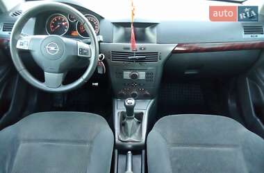 Хэтчбек Opel Astra 2005 в 