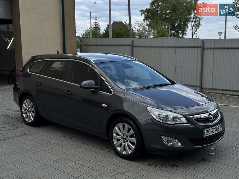 Універсал Opel Astra 2011 в Тернополі