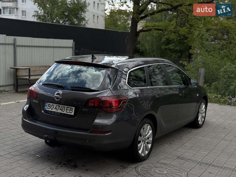 Універсал Opel Astra 2011 в Тернополі