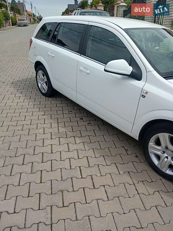 Универсал Opel Astra 2010 в Черновцах