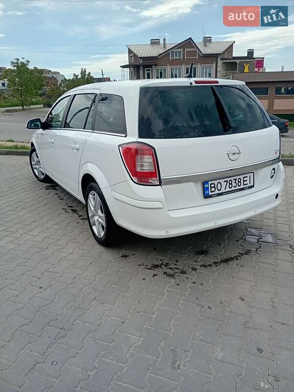 Универсал Opel Astra 2010 в Черновцах
