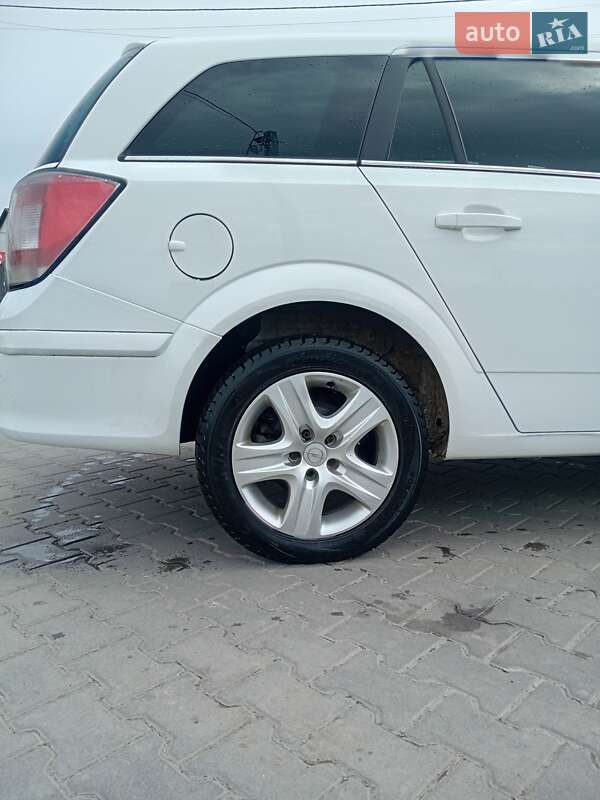 Универсал Opel Astra 2010 в Черновцах