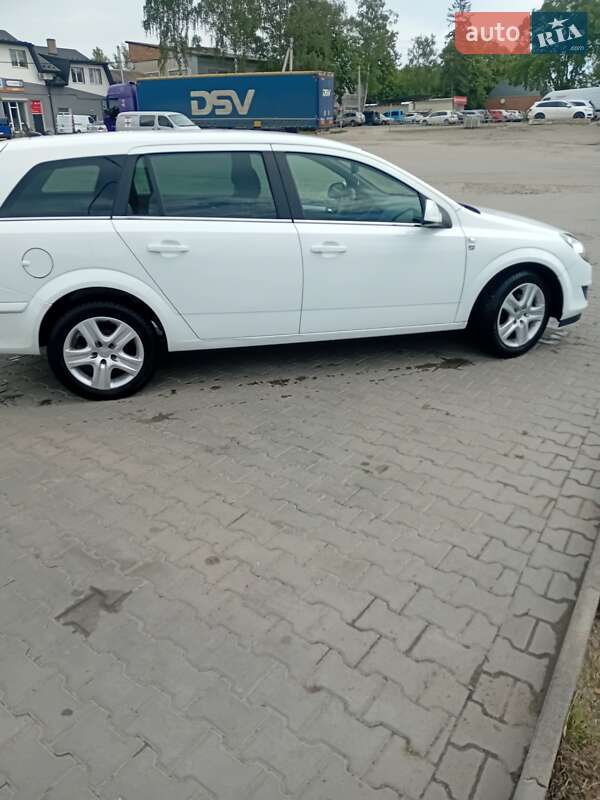 Универсал Opel Astra 2010 в Черновцах