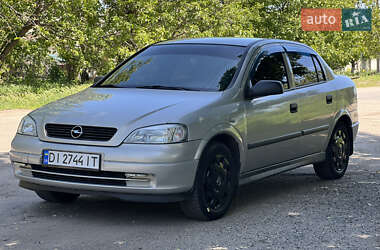 Седан Opel Astra 2006 в Новом Буге