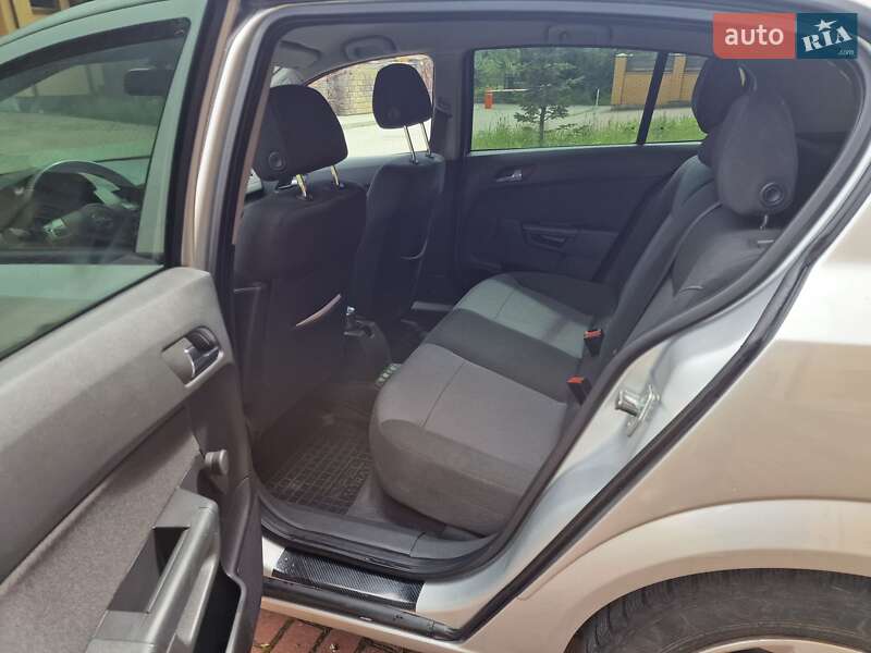 Хэтчбек Opel Astra 2014 в Стрые
