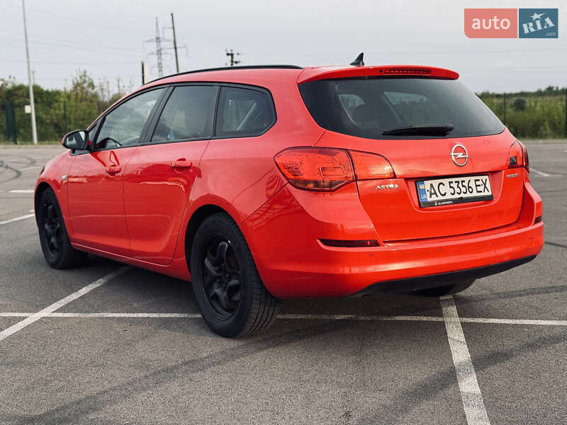 Універсал Opel Astra 2012 в Рівному