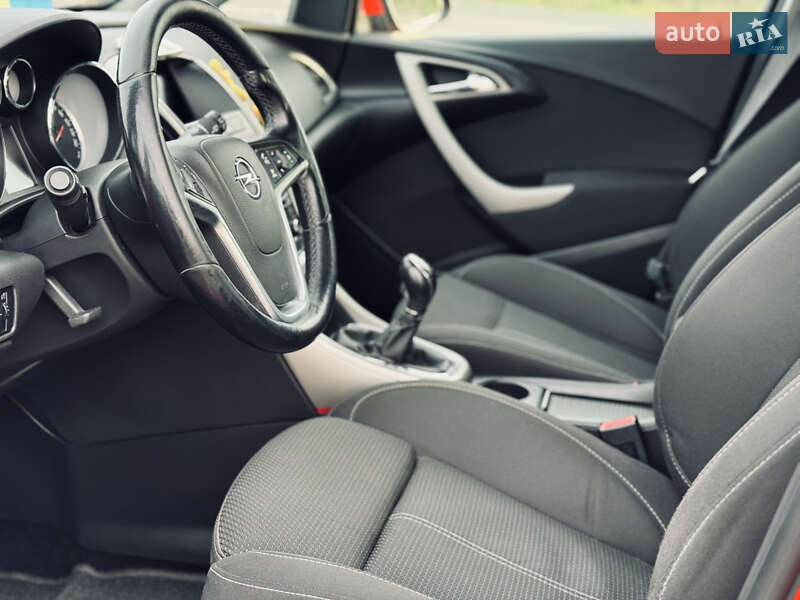 Універсал Opel Astra 2012 в Рівному