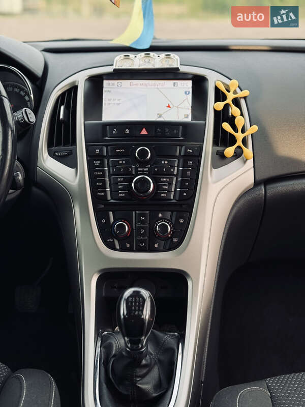 Універсал Opel Astra 2012 в Рівному