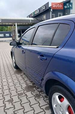 Хэтчбек Opel Astra 2005 в 