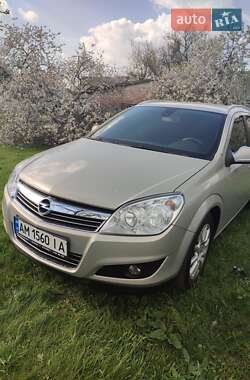 Универсал Opel Astra 2009 в Хороле