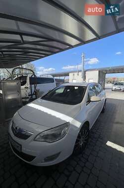 Универсал Opel Astra 2012 в 