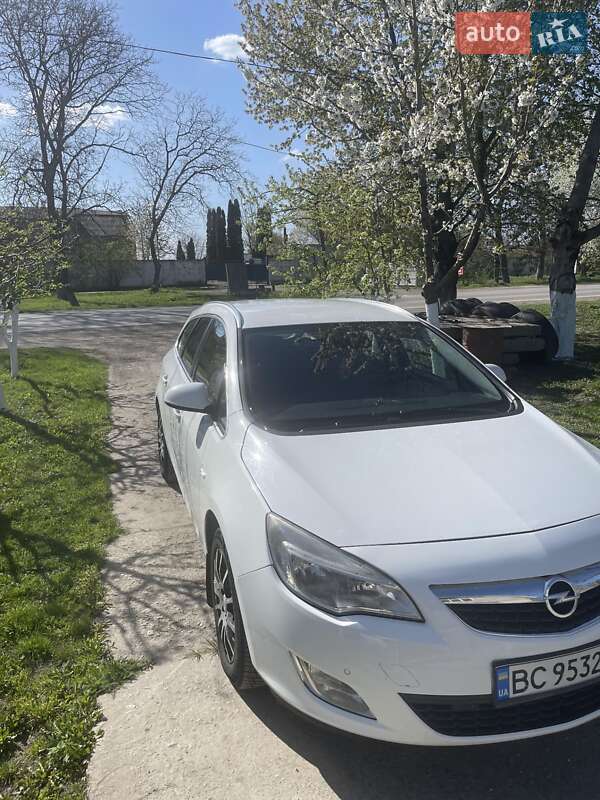 Универсал Opel Astra 2012 в 