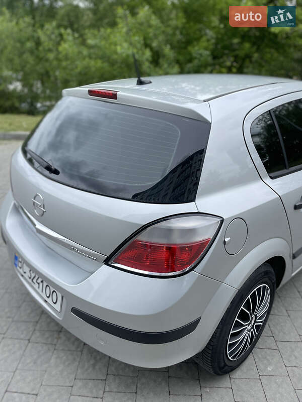 Хетчбек Opel Astra 2004 в Новояворівську