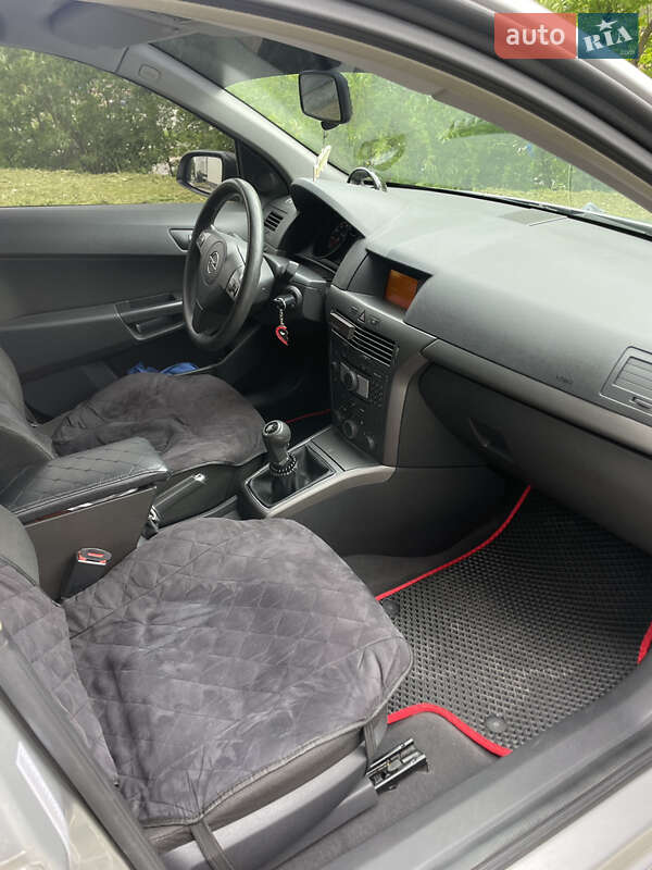 Хетчбек Opel Astra 2004 в Новояворівську