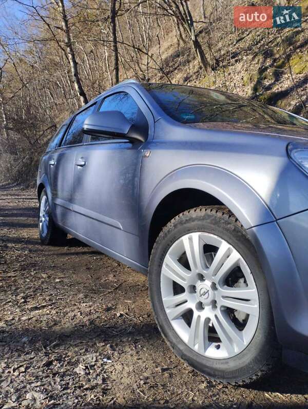 Универсал Opel Astra 2010 в Львове