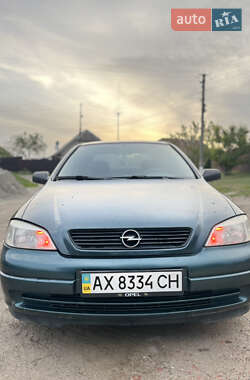 Седан Opel Astra 2005 в Будах