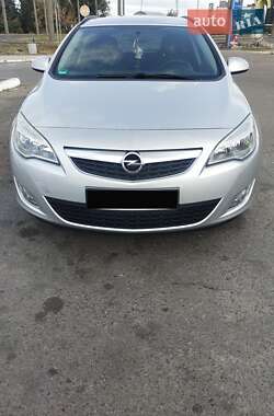 Універсал Opel Astra 2011 в Рівному