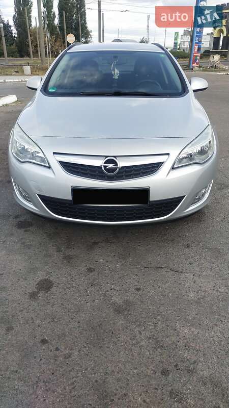 Універсал Opel Astra 2011 в Рівному