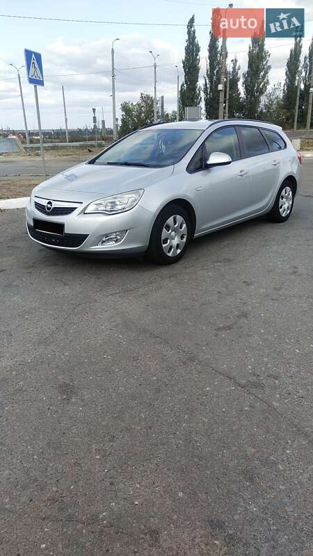 Універсал Opel Astra 2011 в Рівному
