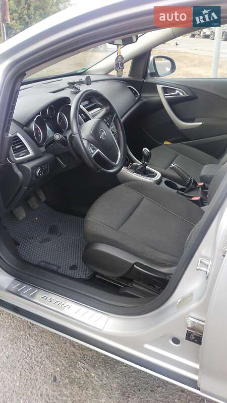 Універсал Opel Astra 2011 в Рівному