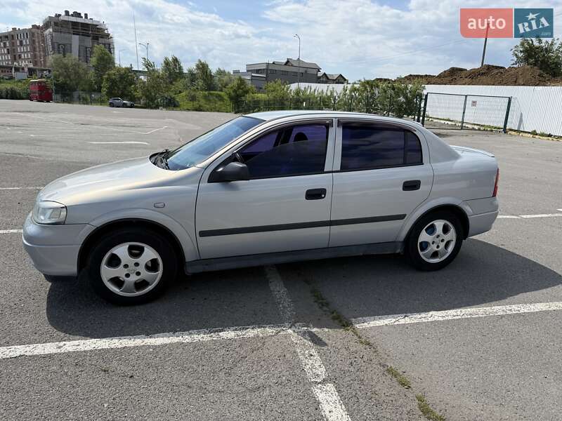 Седан Opel Astra 2005 в Ужгороде