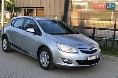 Хэтчбек Opel Astra 2011 в 