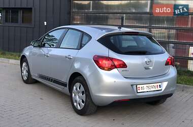 Хэтчбек Opel Astra 2011 в 