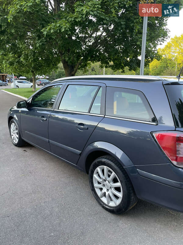 Универсал Opel Astra 2010 в Ровно