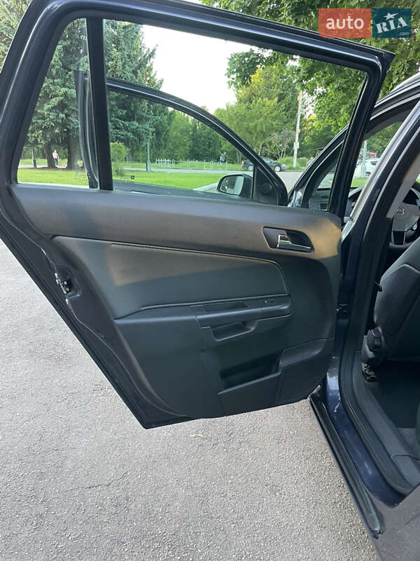 Универсал Opel Astra 2010 в Ровно