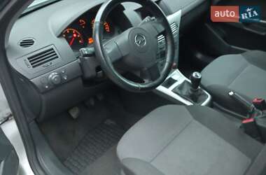 Хэтчбек Opel Astra 2012 в 