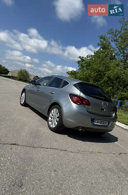 Хэтчбек Opel Astra 2011 в 