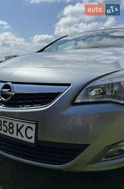Хэтчбек Opel Astra 2011 в 