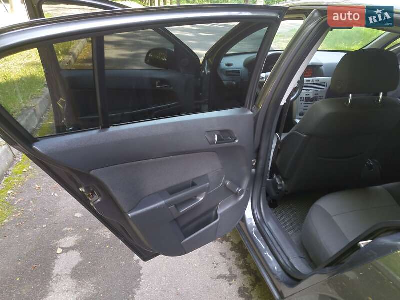 Седан Opel Astra 2011 в Трускавце