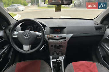 Хэтчбек Opel Astra 2011 в 