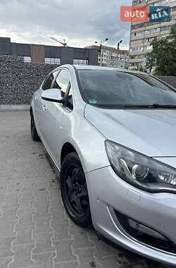 Хэтчбек Opel Astra 2014 в 