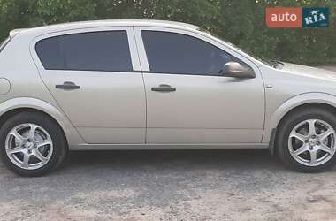 Хэтчбек Opel Astra 2005 в 